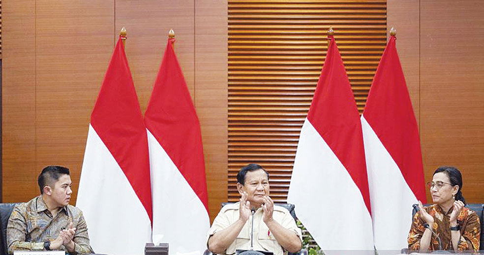 F. Aprillio Akbar/Antara Presiden RI, Prabowo Subianto, (tengah) didampingi Menteri Keuangan, Sri Mulyani, (kanan) dan Seskab, Teddy Indra Wijaya, (kiri) menghadiri konferensi pers terkait kenaikan tarif Pajak Pertambahan Nilai (PPN) di Kantor Kementerian Keuangan, Jakarta, Selasa (31/12/2024).